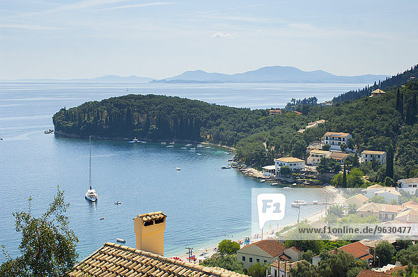 Blick auf die Dächer und die Bucht des Küstenortes  Korfu  Griechenland