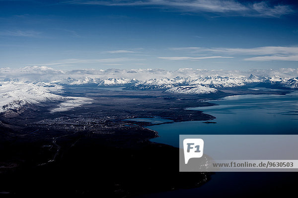 Luftaufnahme von Stadt,  Küste und schneebedeckten Bergen,  Ushuaia,  Feuerland,  Argentinien