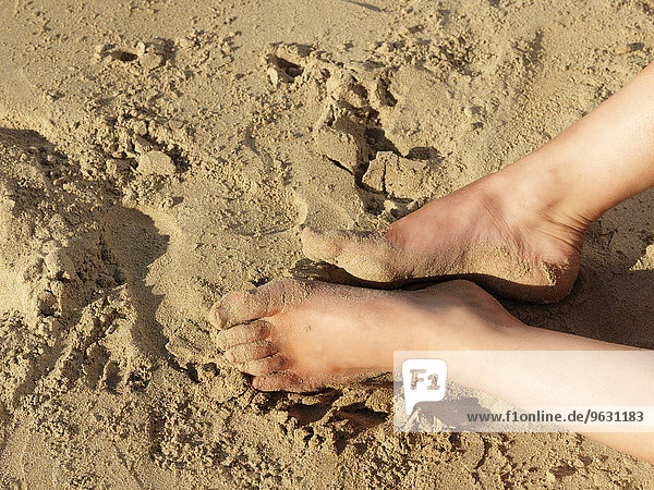 Auf Sand ruhende Beine