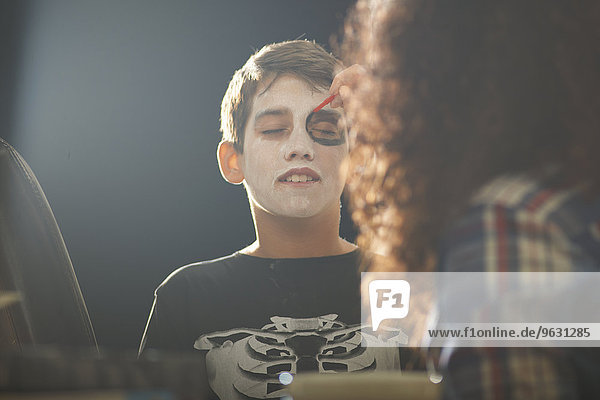 Mutter Malerei Söhne Skelett Gesicht für Halloween