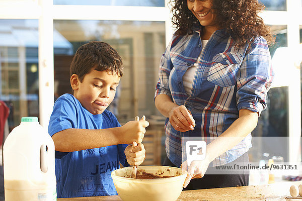 Mutter und Sohn beim Backen in der Küche