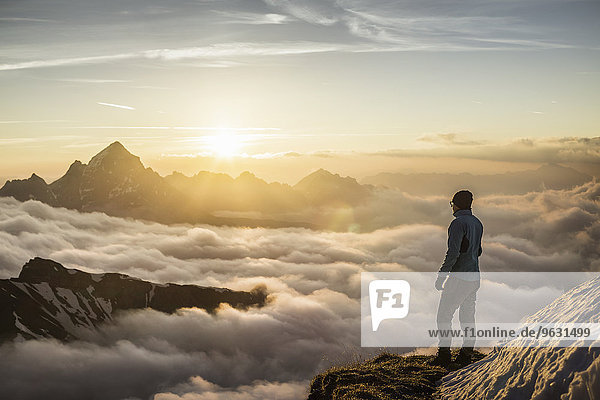 Berg sehen Wolke über Sonnenaufgang jung Bergwanderer Bayerische Alpen