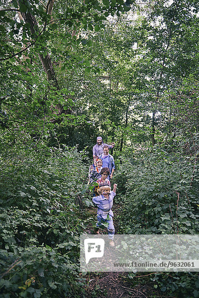 Väter und Söhne beim Verfolgen im Wald