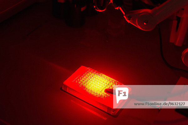 Krebsforschungslabor  Photodynamische Therapie  Photochemotherapie  Einsatz von lichtempfindlichen Medikamenten zur Behandlung von Krebszellen