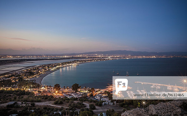 Blick auf die Küste bei Sonnenuntergang Cagliari Sardinien Italien