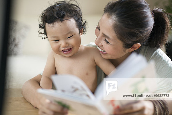 Junge - Person Mutter - Mensch Baby vorlesen