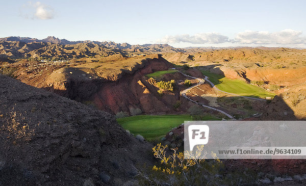 Berg Landschaft über grün Tal Wüste Ansicht Erhöhte Ansicht Aufsicht heben Golfsport Golf Kurs