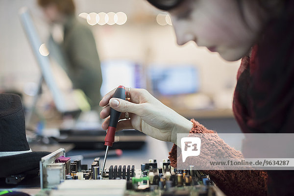 benutzen einsteigen Frau Computer Werkzeug reparieren Schraubenzieher Laden Elektronik Schaltkreis