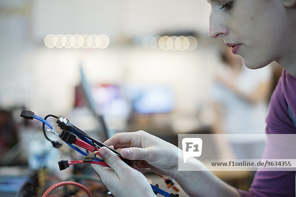 junge Frau junge Frauen benutzen Computer Verbindung führen reparieren Laden USB-Stecker
