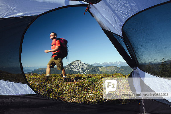 entfernt Mann Wald camping Zelt innerhalb wandern Ansicht Berg Landschaft Bäcker