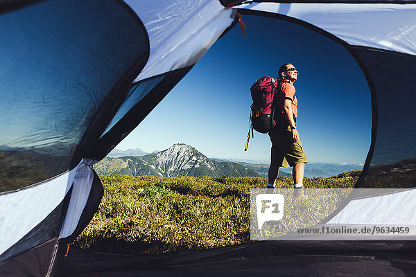 entfernt Mann Wald camping Zelt innerhalb wandern Ansicht Berg Landschaft Bäcker