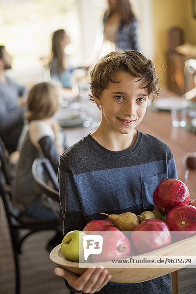Junge - Person Apfel tragen