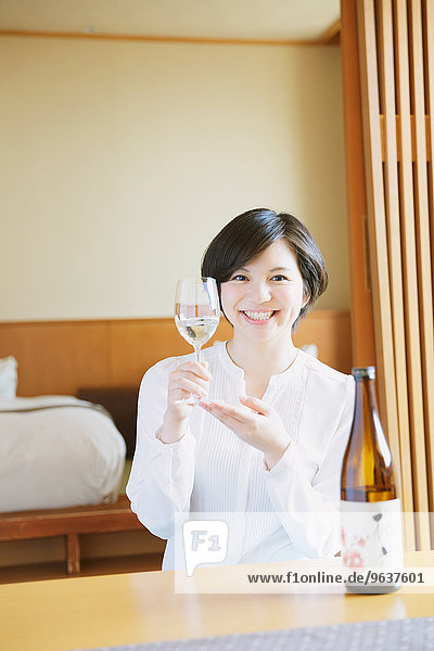 Sake Frau jung trinken japanisch