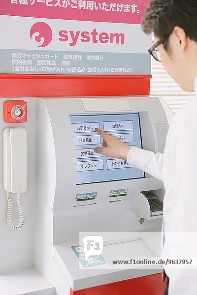 Japaner mit ATM in einem Supermarkt