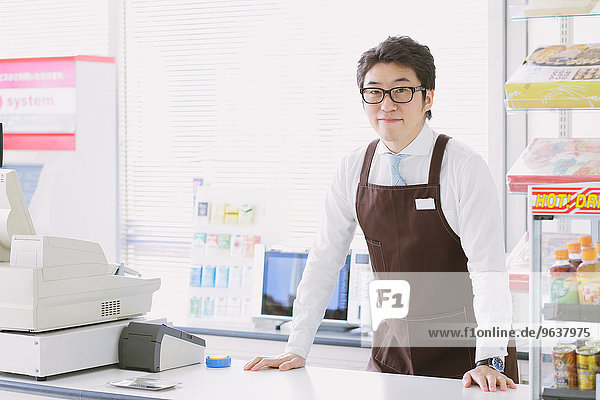 Mann arbeiten Laden Zweckmäßigkeit japanisch