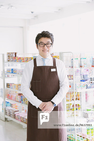 Mann arbeiten Laden Zweckmäßigkeit japanisch