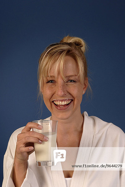 Junge Frau trinkt ein Glas Milch