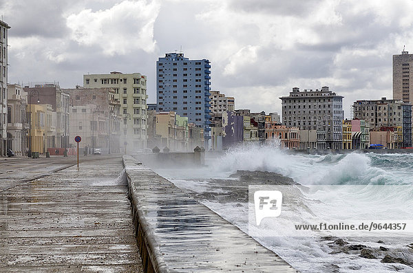 Wellen überspülen den Malecón  Centro Habana  Havanna  Ciudad de La Habana  Kuba  Nordamerika