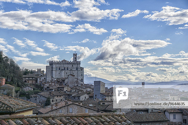 Das Städtchen Gubbio mit dem Palazzo dei Consoli  blauer Himmel mit Wolken  Gubbio  Umbrien  Italien  Europa