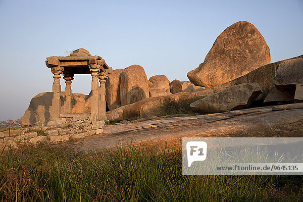 Tempelruine und Granitfelsen am Hermakuta Hill  Hampi  Karnataka  Indien  Asien