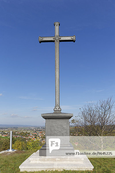 Schwarzes Kreuz von 1898 zur Erinnerung an die Ermordung der Kaiserin Elisabeth  Draßburg  Nordburgenland  Burgenland  Österreich  Europa
