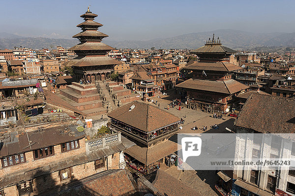 Ausblick auf den Nyatapola-Tempel  den Bhairavnath-Tempel  den Taumadhi Tol und die Dächer der Stadt  Bhaktapur  Nepal  Asien