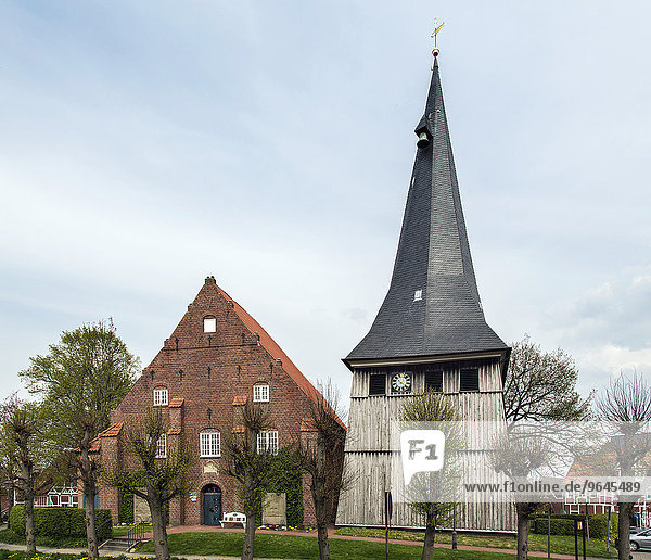 Kirche St. Matthias mit Holzturm von 1685  Jork  Altes Land  Niedersachsen  Deutschland  Europa