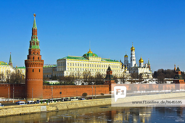 Moskauer Kreml mit Palast und Kathedralen am Ufer der Moskwa mit Spiegelung  Moskau  Russland  Europa