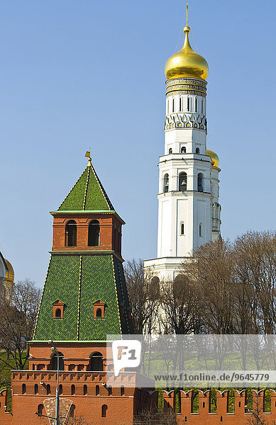 Glockenturm von Iwan dem Großen und Turm des Moskauer Kreml,  Moskau,  Russland,  Europa