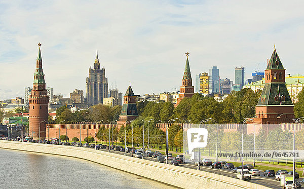 Moskauer Kreml und moderne Wolkenkratzer  Moskau  Russland  Europa