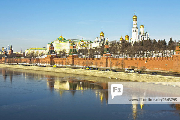 Moskauer Kreml mit Palast und Kathedralen  Moskwa mit Spiegelungen  Moskau  Russland  Europa