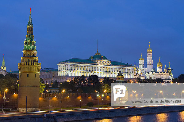 Moskauer Kreml mit Palast und Kathedralen am Fluss Moskwa bei Nacht  Moskau  Russland  Europa