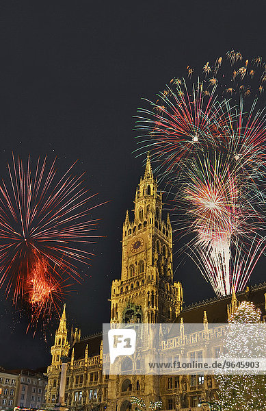 Rathaus München  Marienplatz  mit Silvester-Feuerwerk  München  Oberbayern  Bayern  Deutschland  Europa