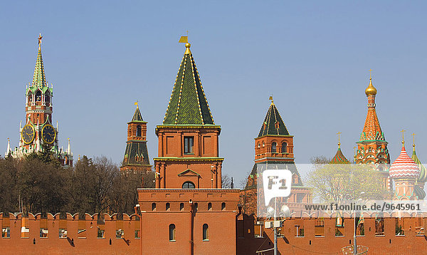 Türme des Moskauer Kreml und Kuppeln der Basilius-Kathedrale  Moskau  Russland  Europa