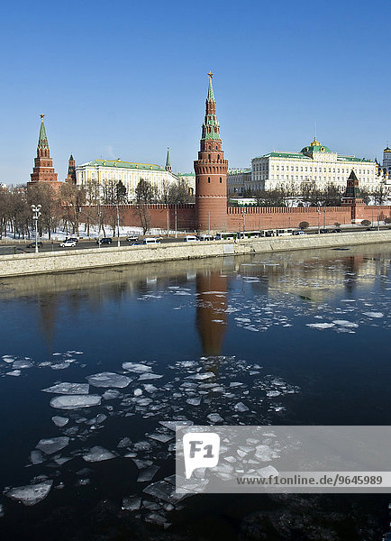 Moskauer Kreml mit Palast und Kathedralen im Frühjahr  Moskwa mit Spiegelungen und Eisschollen  Moskau  Russland  Europa