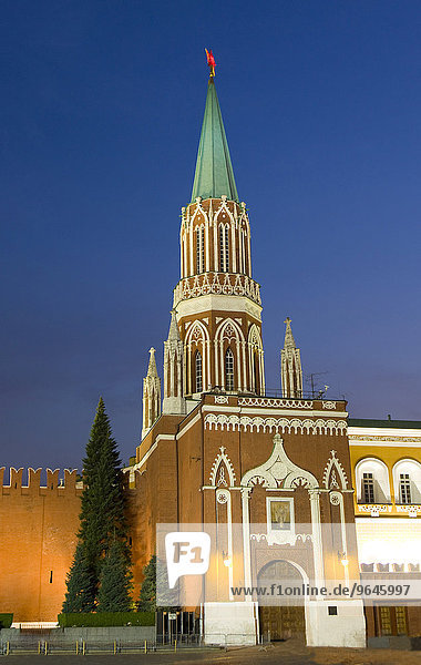 Nikolskaja Turm des Kreml auf dem Roten Platz bei Nacht  Moskau  Russland  Europa