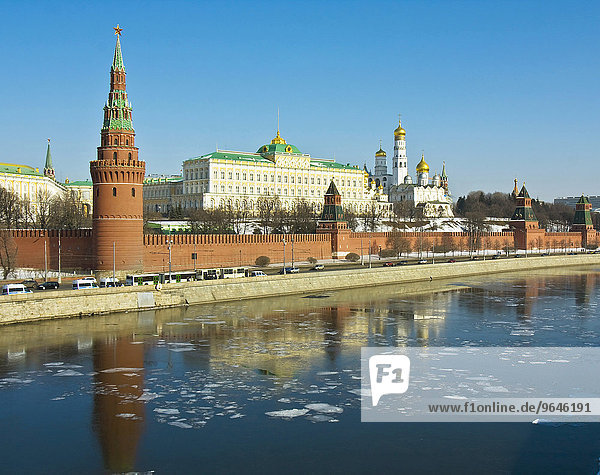 Moskauer Kreml mit Palast und Kathedralen am Ufer der Moskwa im Frühjahr  Eis auf dem Wasser  Moskau  Russland  Europa