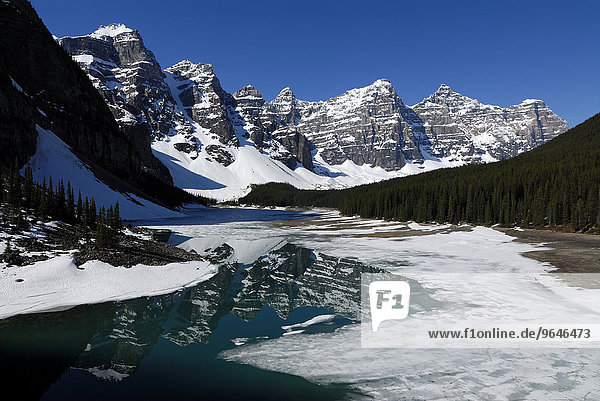 Berggruppe Wenkchemna Peaks spiegelt sich im Gletschersee Moraine Lake  Valley Of The Ten Peaks  Banff-Nationalpark  Rocky Mountains  Alberta  Kanada  Nordamerika