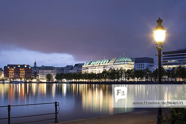 Ausblick über die Binnenalster auf repräsentative Kontorhäuser  Hotels und Geschäftshäuser am Jungfernstieg  Hamburg  Deutschland  Europa