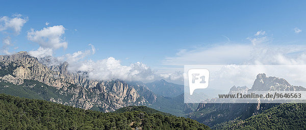Panorama  Blick über ein Tal  Bergflanken mit felsigen Bergspitzen umgeben von Kiefern Wald  Klippen  Col de Bavella  Bavella-Massiv  Korsika  Frankreich  Europa