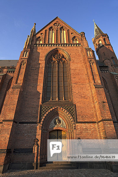 Neugotische Sankt Paulskirche  gebaut 1863-1869 im Abendlicht  Schwerin  Mecklenburg-Vorpommern  Deutschland  Europa