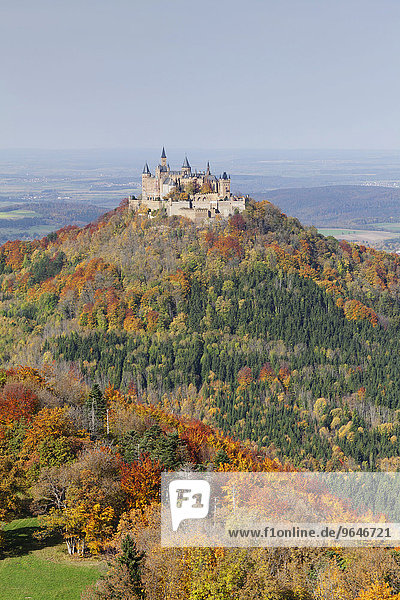 Burg Hohenzollern im Herbst  Zollernalb  Schwäbische Alb  Baden-Württemberg  Deutschland  Europa