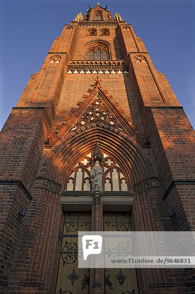 Turm der neugotischen Sankt Paulskirche  gebaut 1863-1869  Schwerin  Mecklenburg-Vorpommern  Deutschland  Europa