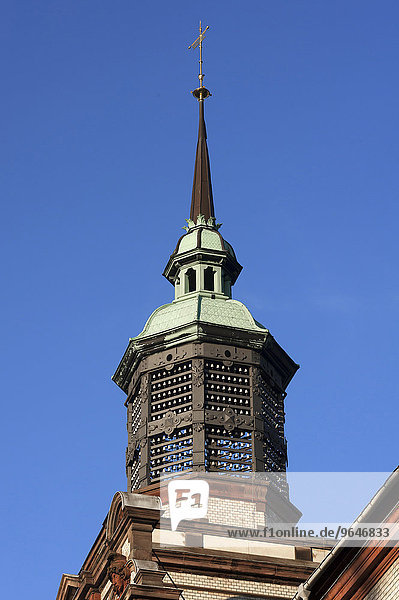 Turm mit Isolatoren von damaligen Telegrafenmasten  Hauptpostamt  1892 bis 1897 im Stil der Neorenaissance erbaut  Schwerin  Mecklenburg-Vorpommern  Deutschland  Europa