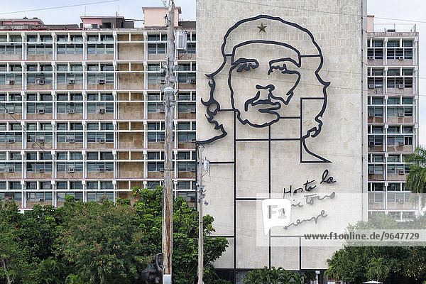 Portrait von Che Guevara auf Hauswand des Innenministeriums am Platz der Revolution  Plaza de la Revolución  Vedado  Havanna  Ciudad de La Habana  Kuba  Nordamerika