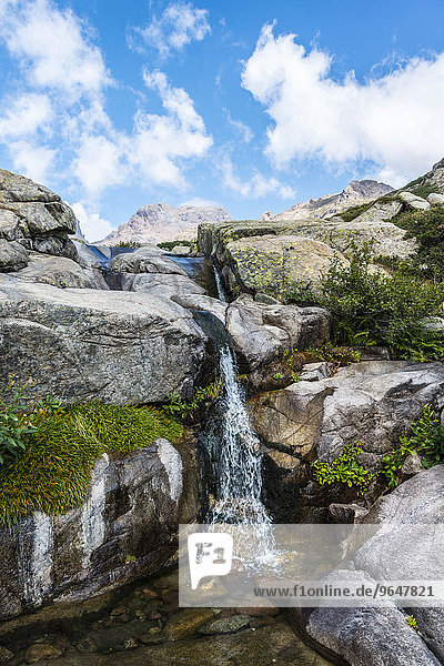 Gumpe mit kleinem Wasserfall im Gebirge  Fluss Golo  Regionaler Naturpark Korsika  Parc naturel régional de Corse  Korsika  Frankreich  Europa