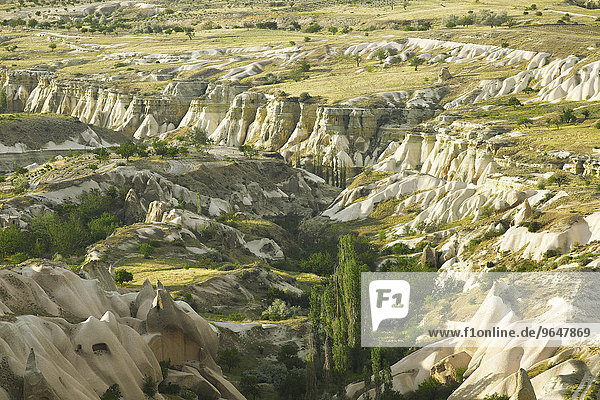 Höhlenwohnungen und Tuffsteinformationen  Uçhisar  Provinz Nevsehir  Kappadokien  Anatolien  Türkei  Asien