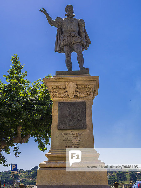Denkmal von Barona Marco Trigona an der Piazza Duomo  Piazza Armerina  Provinz Enna  Sizilien  Italien  Europa