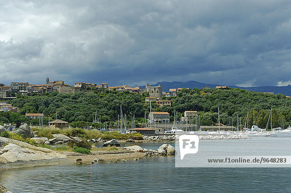 Gewitterwolken am Hafen von Porto Vecchio  Département Corse-du-Sud  Korsika  Frankreich  Europa
