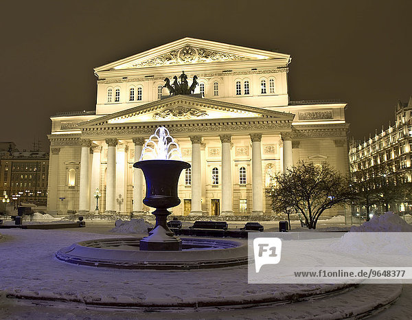 Bolschoi-Theater und elektrischer Brunnen im Winter  Moskau  Russland  Europa